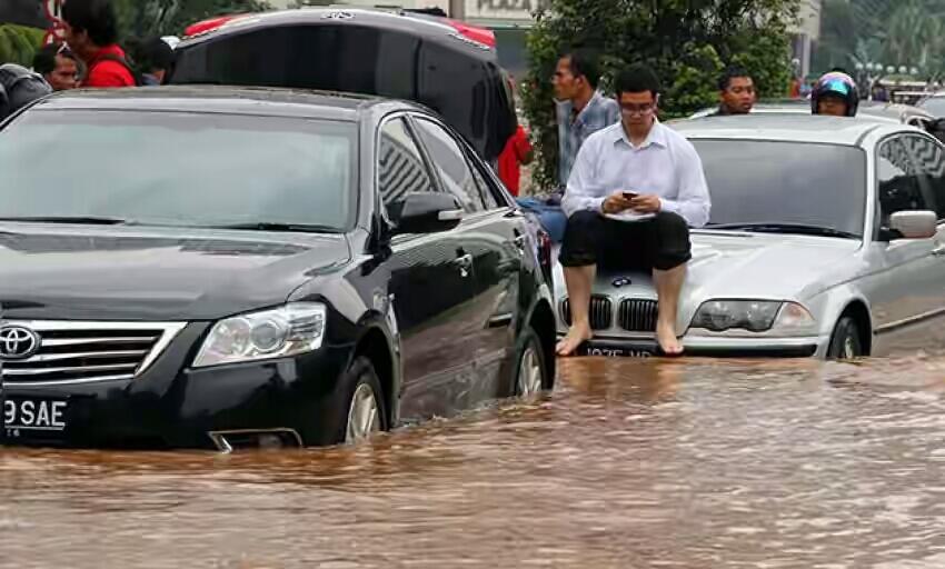 Lucu! Jakarta Banjir Lagi, Kini Ahok Salahkan Laut