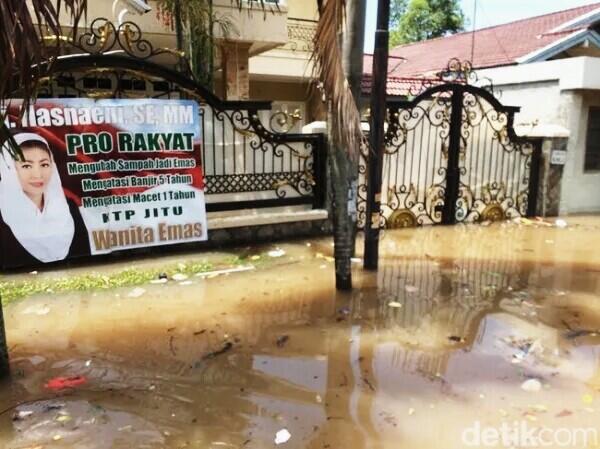 Kebanjiran, Wanita Emas Ngungsi ke Apartemen (punya apartemen getu looh)