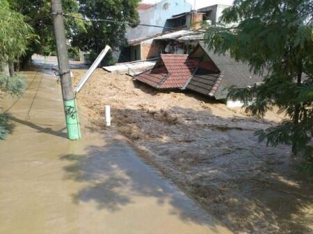 Tanggul Sungai Cikeas Jebol, Kawasan Jatiasih Banjir 2 Meter