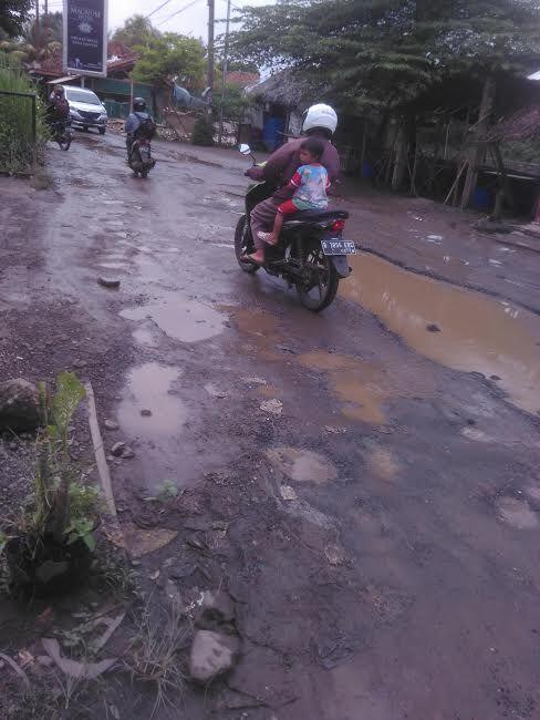 Tolong! Sudah 2 Tahun Warga Bojonggede Tersiksa Jalan Rusak