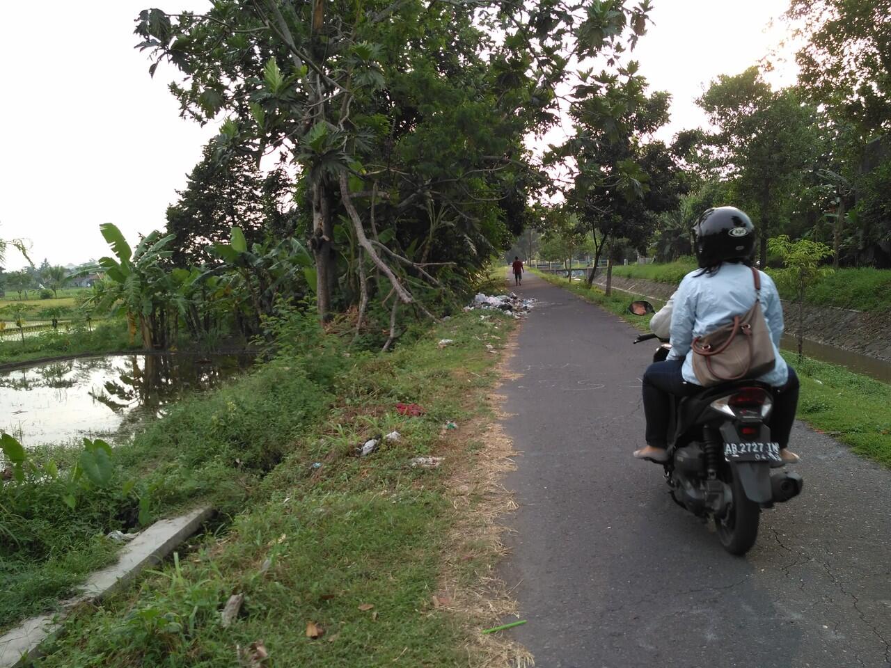 &#91;KOMBAT NATURE&#93; Tumpukan Sampah Mulai Menggunung di Pinggiran Selokan Mataram Jogja