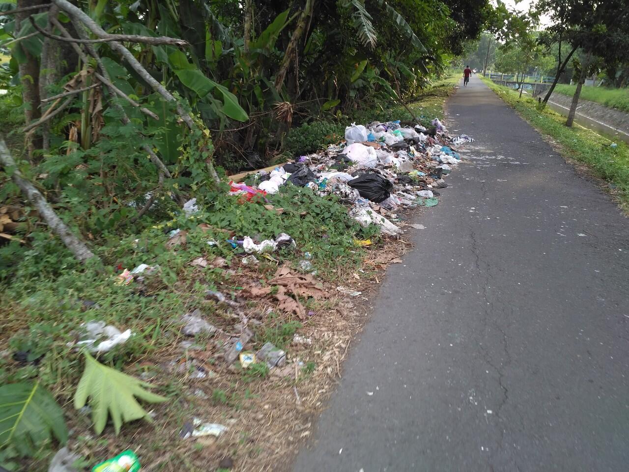 &#91;KOMBAT NATURE&#93; Tumpukan Sampah Mulai Menggunung di Pinggiran Selokan Mataram Jogja