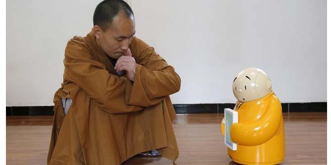 Kuil Buddha di China Perkenalkan Robot Biksu Kecil