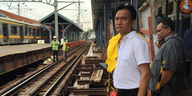 Cari Perhatian , Yusril Naik KRL ke Universitas Indonesia