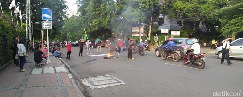 Pendemo Bawa Bendera HMI Bakar Ban di Jl Diponegoro, dan Setop TransJ