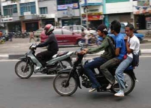  Inilah Fenomena Cara Memakai Helm Yang Berada Disekitar Kita...