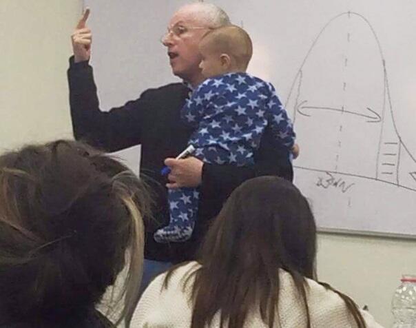 Dosen Menggendong Bayi Sambil Ajarkan Emansipasi Wanita dalam Ruang Kuliah