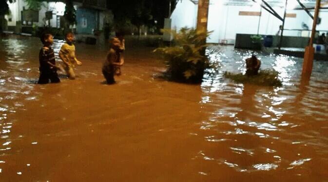 Banjir Bergeser, Hujan Ekstrem Melanda, Ribuan Jiwa di Karawang Kebanjiran