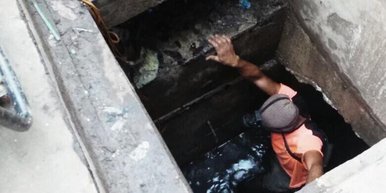 Gorong-gorong Jalan MH Thamrin Dipenuhi Karung dan Ember