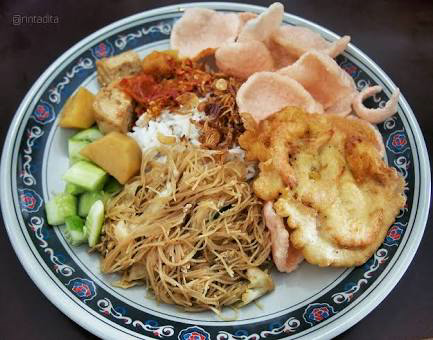 Bubur Ayam, Nasi Uduk atau Ketupat Sayur?