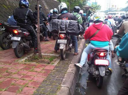 jangan sok kritis kalo masih ngelakuin ini dijalan raya