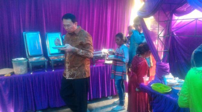Kondangan ke Rumah Warga, Ahok Nikmati Makan Siang Enak