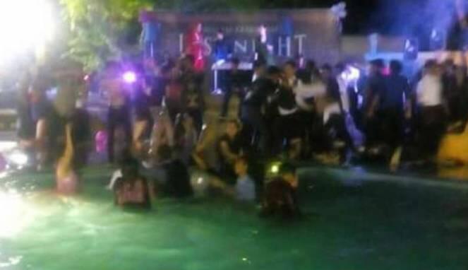 Murid SMA di Padang Ketahuan Pesta Mandi Bareng di Kolam