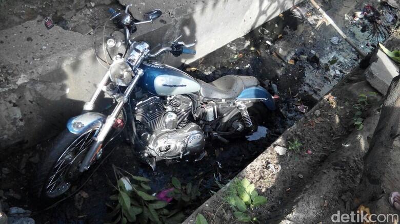 Harley Davidson Nyebur ke Got di Daan Mogot, 1 Tewas dan 1 Kritis