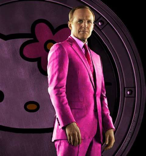 Penampilan ketika para karakter dalam film super hero di dandani dengan serba pink