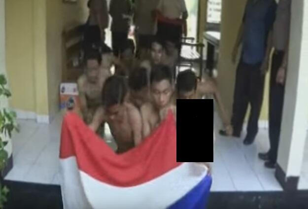 (Ngakak) Ditelanjangin depan Ceweknya, Remaja Ini Mewek Gan