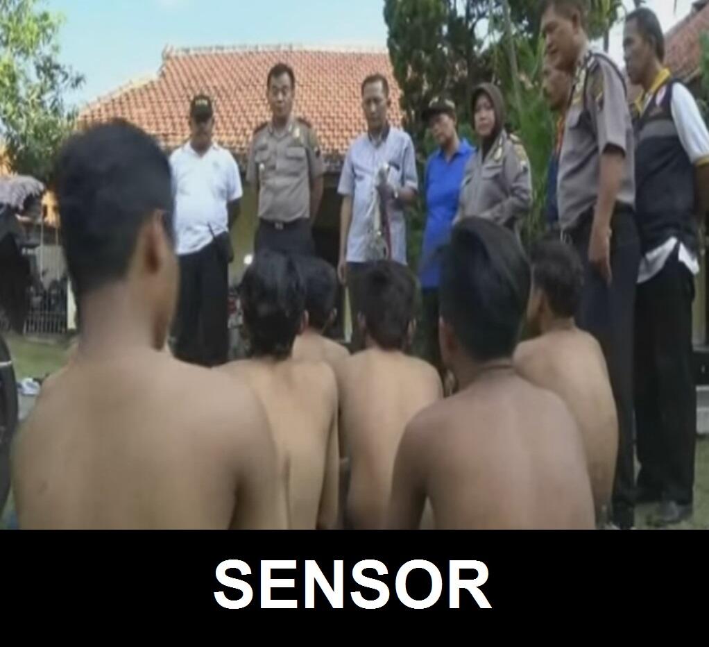 (Ngakak) Ditelanjangin depan Ceweknya, Remaja Ini Mewek Gan