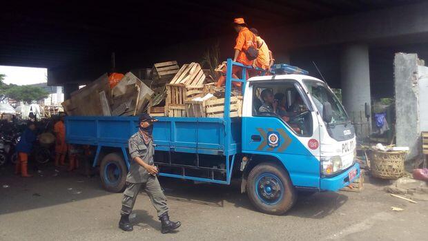 Tempati Lahan PT KAI, Lapak Pedagang di Bawah Flyover Klender Ditertibkan