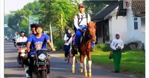 Langka, siswa SMP ini berangkat-pulang sekolah selalu menunggang kuda!