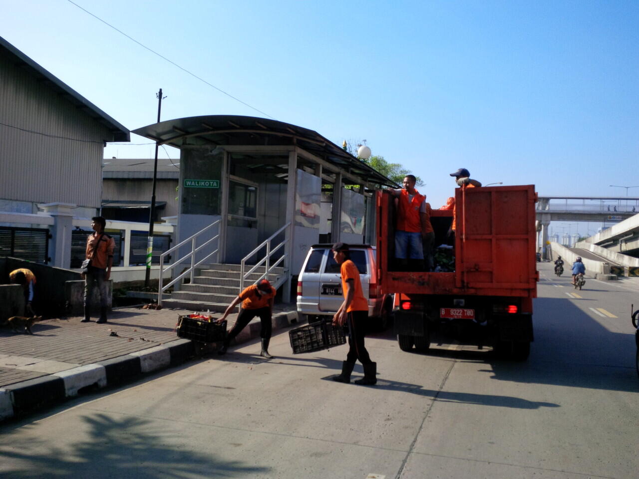 Kumpulan Foto &amp; Upah Petugas Kebersihan DKI Jakarta