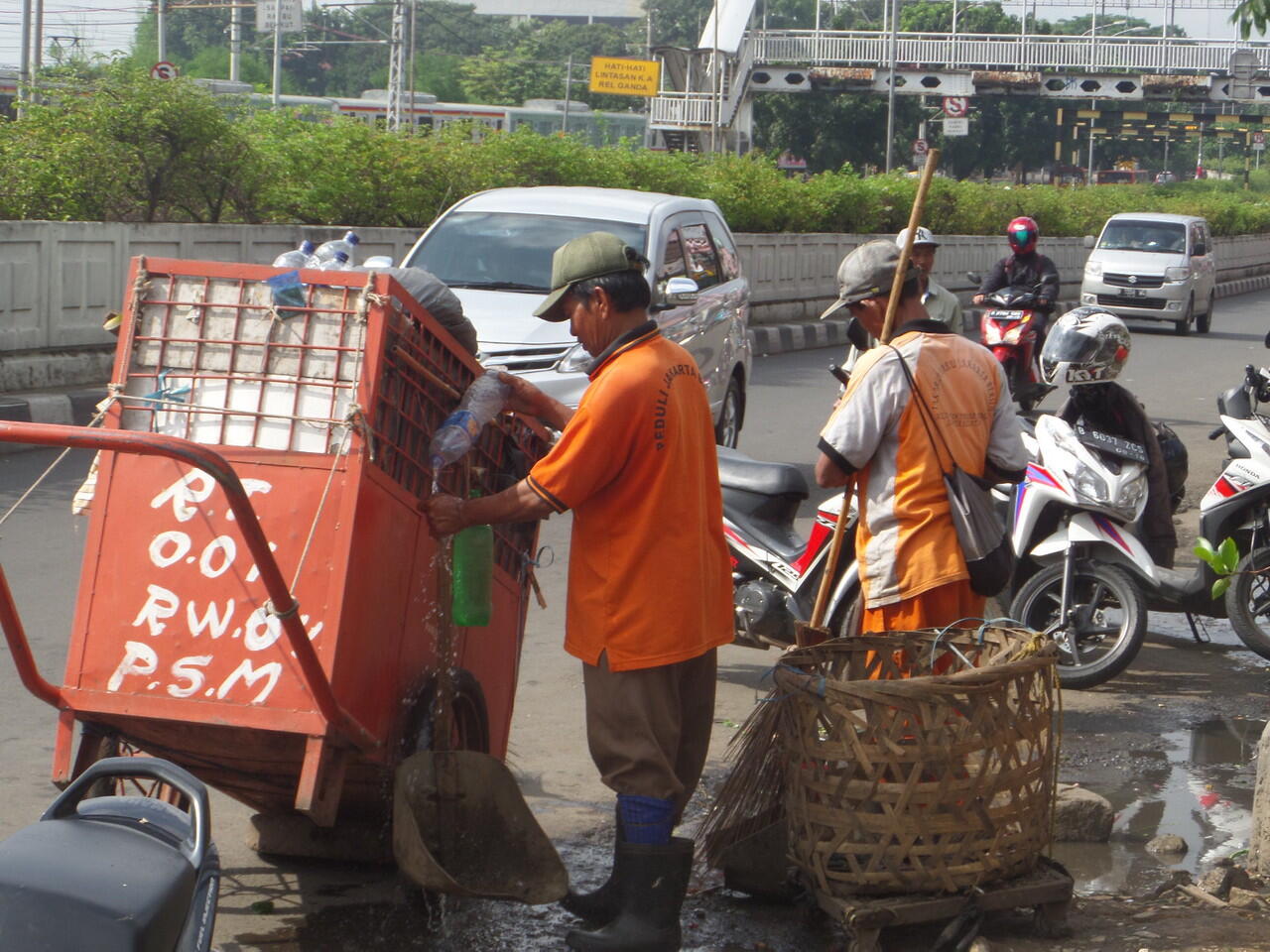 Kumpulan Foto &amp; Upah Petugas Kebersihan DKI Jakarta