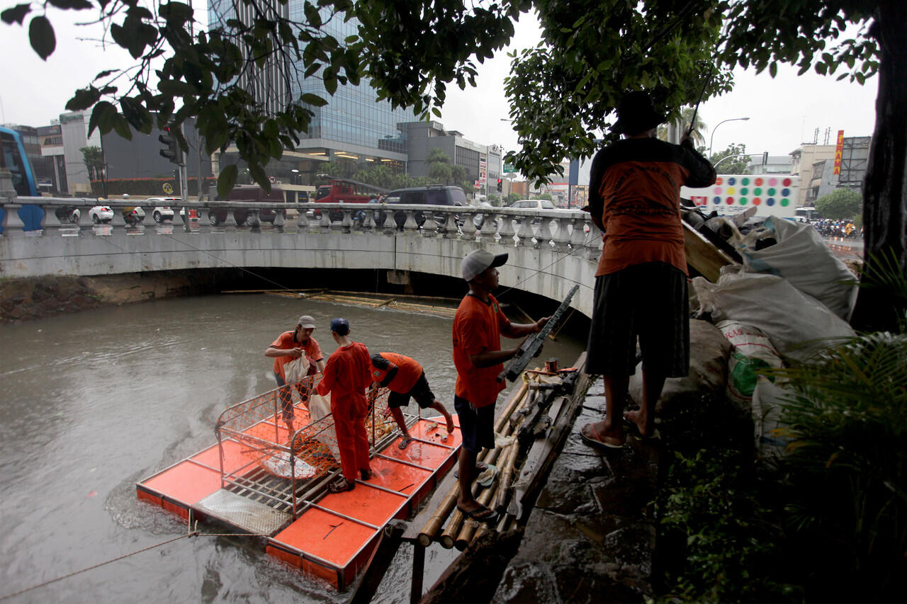 Kumpulan Foto &amp; Upah Petugas Kebersihan DKI Jakarta