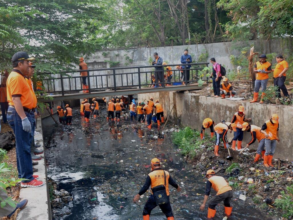 Kumpulan Foto &amp; Upah Petugas Kebersihan DKI Jakarta