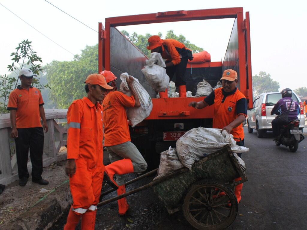 Kumpulan Foto &amp; Upah Petugas Kebersihan DKI Jakarta