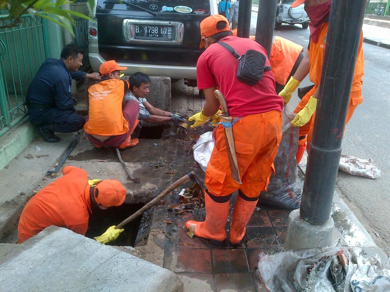 Kumpulan Foto &amp; Upah Petugas Kebersihan DKI Jakarta