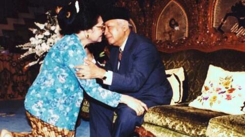 Kisah percintaan antara Pak Harto dan Ibu Tien
