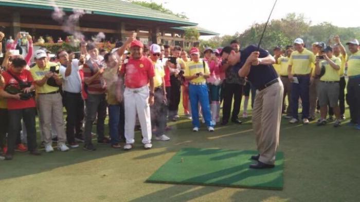 Ahok Klarifikasi soal Foto Dirinya Bermain Golf