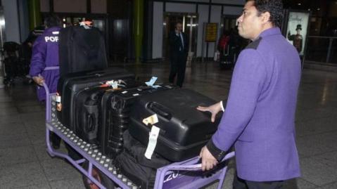 Kopernya Dibobol di Bandara, Mintauli Menangis