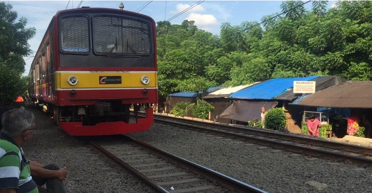 Warung Remang2 Pinggir Rel Jatinegara siap-siap di Bongkar