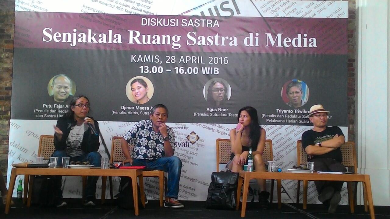 Foto2, Pendukung Ahok Mengisi Diskusi Sambil Ngebir