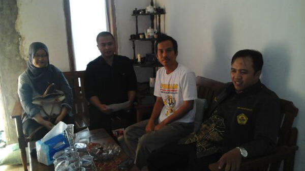 Kepsek Datang Telat, Eh Guru Honorernya Ditampar