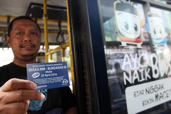 Trans-Jakarta Bikin Warga Beralih