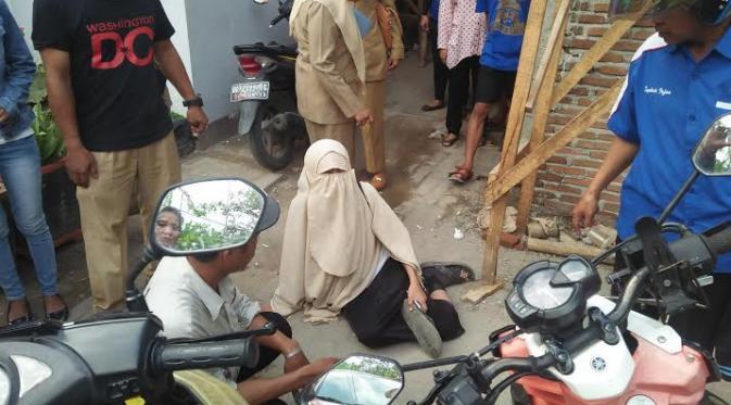 Disuruh Buka Cadar, Wanita Makassar Ini Menangis Sambil Ngesot