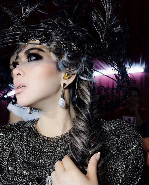 Menyanyi memakai mahkota seberat 10 kg, Princess Syahrini mengeluh pusing