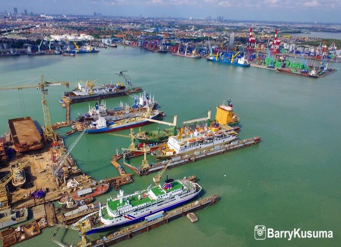 Tanjung Perak Pelabuhan tersibuk di Indonesia.
