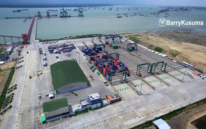 Tanjung Perak Pelabuhan tersibuk di Indonesia.