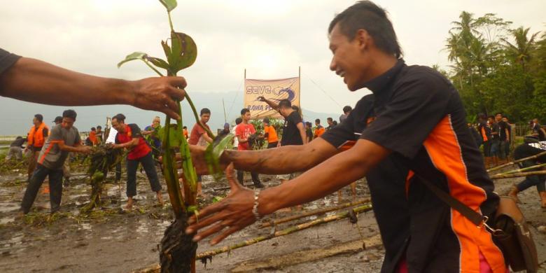 Peringati &quot;May Day&quot;, Ratusan Buruh di Semarang Bersihkan Danau Rawapening