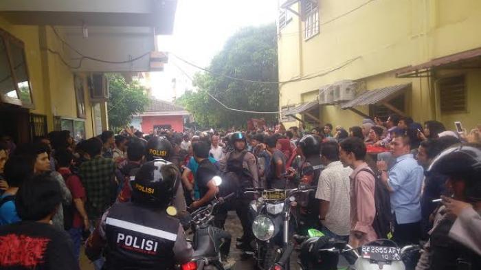 Hardiknas berdarah
