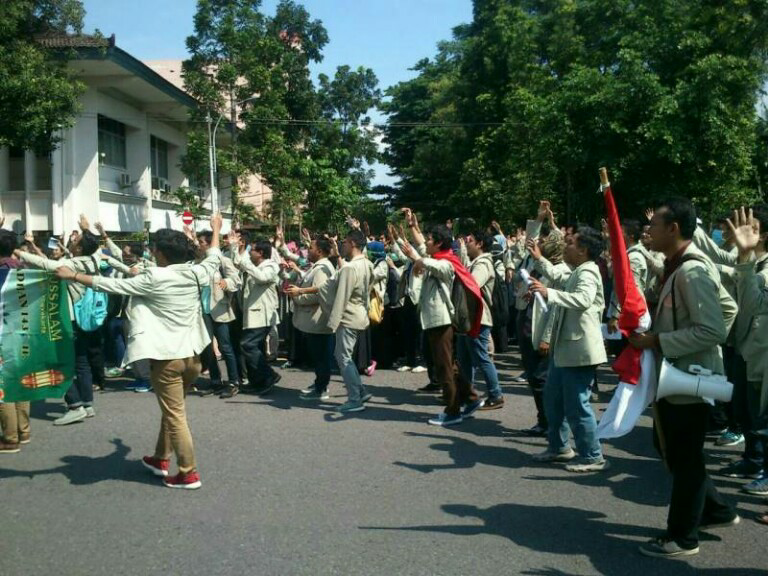 Hardiknas, Mahasiswa UGM Menggoyang Rekto-RAT