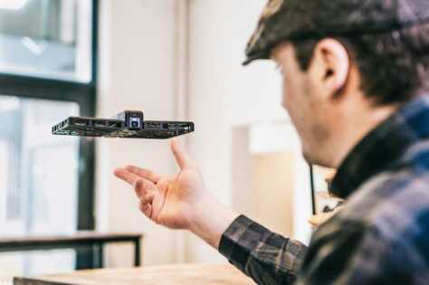 Selfie dengan Tongsis Sudah Biasa, Coba Deh Selfie dengan Drone Hover Camera!