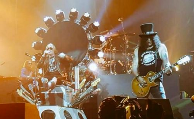 Axl Rose, Sang Vokalis Legend Mengalami Patah Kaki Saat Tour Reuni Guns N' Roses