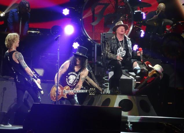 Axl Rose, Sang Vokalis Legend Mengalami Patah Kaki Saat Tour Reuni Guns N' Roses