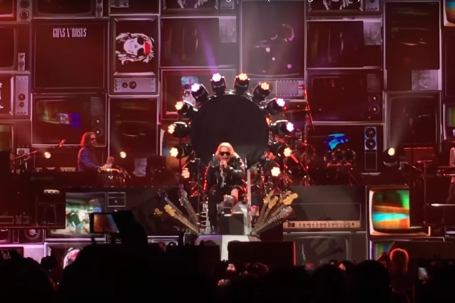 Axl Rose, Sang Vokalis Legend Mengalami Patah Kaki Saat Tour Reuni Guns N' Roses