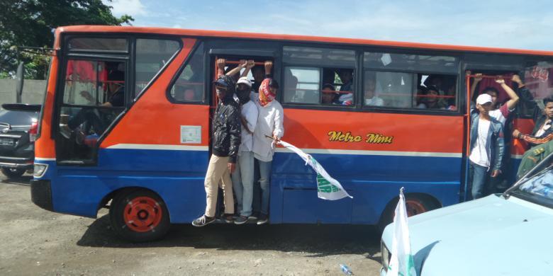 Tiba di Balai Kota, Ratusan Warga Luar Batang Serukan Yel-yel Turunkan Ahok