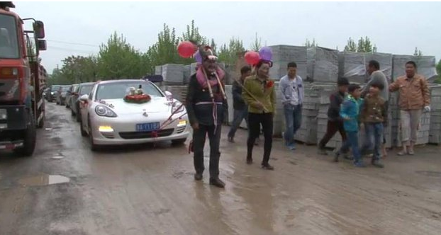 Pengantin ini Dandani Orangtua Jadi Keledai untuk Tarik Mobil Pernikahan