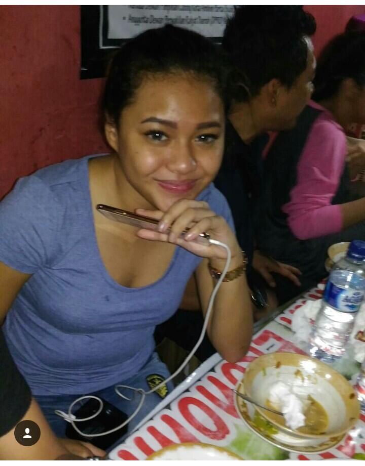 FOTO: Makan di Warung Pinggiran, Aurel No Make Up &amp; Makin Gemuk?